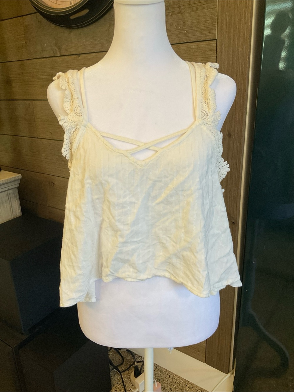 Rip Curl Cream Lace-Trim Strappy Cropped Camisole
